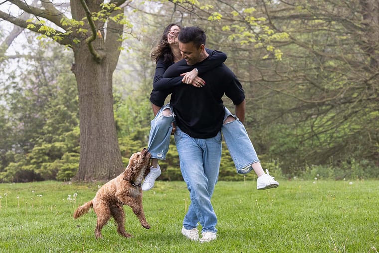 family and pet photos at Gairloch Gardens in Oakville.